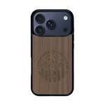 Coque de protection en bois véritable fabriquée en France pour iPhone 17 Pro sur le thème du camping en pleine nature et du bivouac avec la phrase "Aventure is out there"