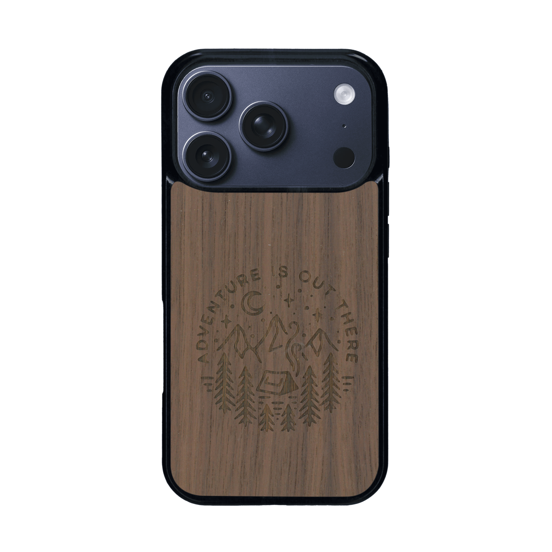 Coque de protection en bois véritable fabriquée en France pour iPhone 17 Pro sur le thème du camping en pleine nature et du bivouac avec la phrase "Aventure is out there"