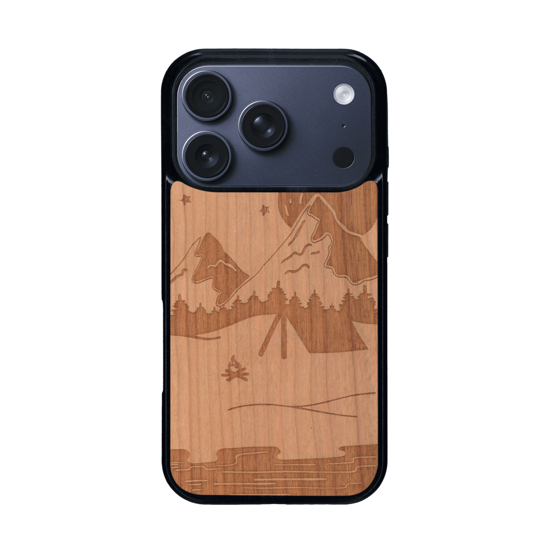 Coque de protection en bois véritable fabriquée en France pour iPhone 17 Pro sur le thème du camping en pleine nature représentant une tente avec un feu de camp entouré de montagnes