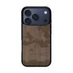 Coque de protection en bois véritable fabriquée en France pour iPhone 17 Pro sur le thème du camping en pleine nature représentant une tente avec un feu de camp entouré de montagnes