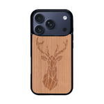 Coque de protection en bois véritable fabriquée en France pour iPhone 17 Pro sur le thème de la nature et des animaux représentant une tête de cerf gométrique avec un design moderne et minimaliste