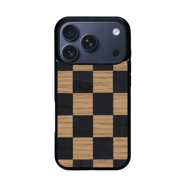 Coque de protection en bois véritable fabriquée en France pour iPhone 17 Pro alliant plusieurs essences de bois pour représenter un damier
