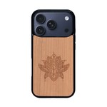 Coque de protection en bois véritable fabriquée en France pour iPhone 17 Pro sur le thème de la nature et du yoga avec une gravure zen représentant une fleur de lotus