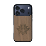 Coque de protection en bois véritable fabriquée en France pour iPhone 17 Pro sur le thème de la nature et du yoga avec une gravure zen représentant une fleur de lotus
