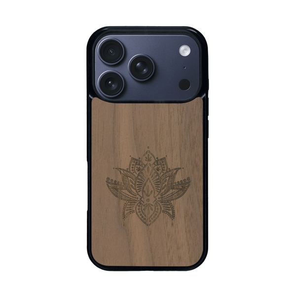 Coque de protection en bois véritable fabriquée en France pour iPhone 17 Pro sur le thème de la nature et du yoga avec une gravure zen représentant une fleur de lotus