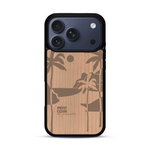 Coque de protection en bois véritable fabriquée en France pour  sur le thème des voyages en vans, vanlife et chill avec une gravure représentant un van vw combi devant le soleil couchant sur une plage avec des vagues