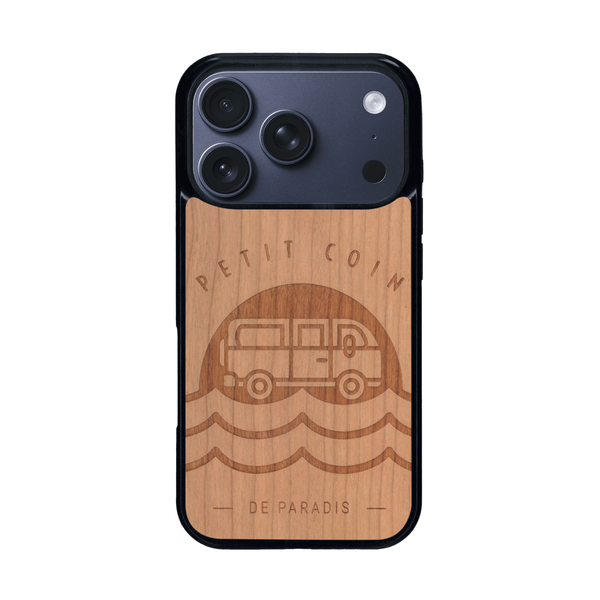 Coque de protection en bois véritable fabriquée en France pour iPhone 17 Pro sur le thème des voyages en vans, vanlife et chill avec une gravure représentant un van vw combi devant le soleil couchant sur une plage avec des vagues