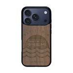 Coque de protection en bois véritable fabriquée en France pour iPhone 17 Pro sur le thème des voyages en vans, vanlife et chill avec une gravure représentant un van vw combi devant le soleil couchant sur une plage avec des vagues