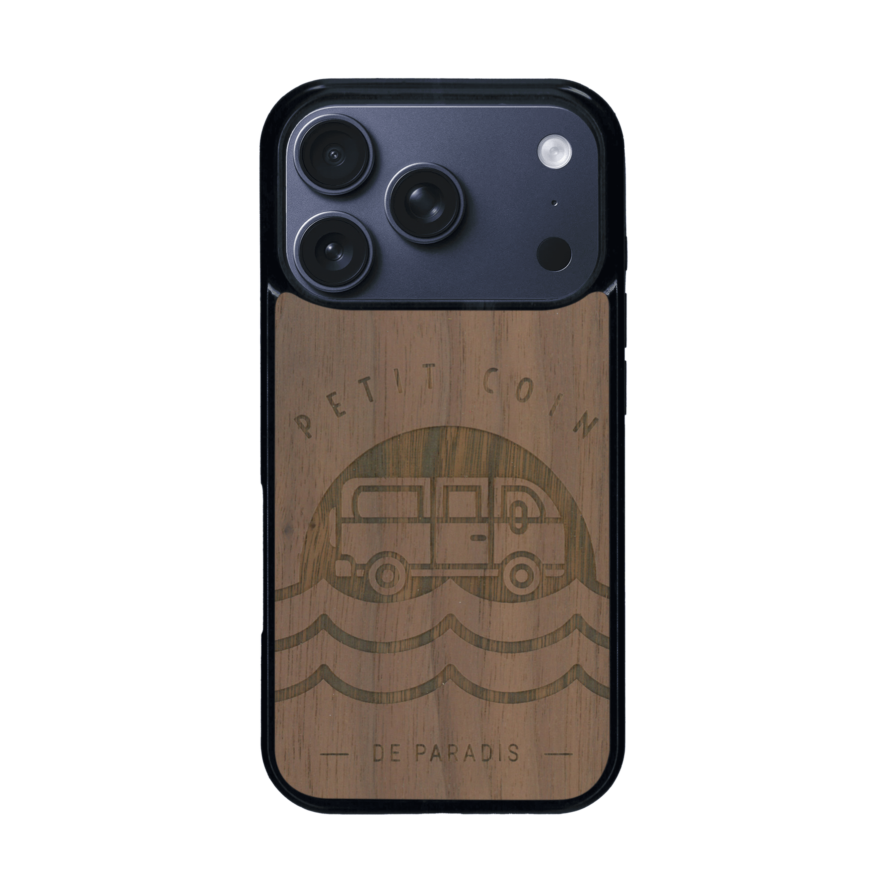 Coque de protection en bois véritable fabriquée en France pour iPhone 17 Pro sur le thème des voyages en vans, vanlife et chill avec une gravure représentant un van vw combi devant le soleil couchant sur une plage avec des vagues
