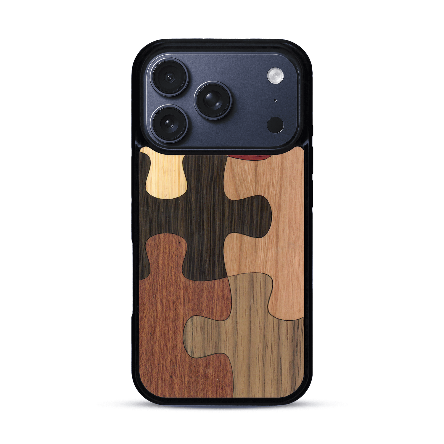Coque de protection en bois véritable fabriquée en France pour  représentant un puzzle en six pièces qui allie du chêne fumé, du noyer, du bambou, du padouk, du merisier et de l'acajou