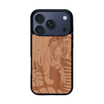Coque de protection en bois véritable fabriquée en France pour iPhone 17 Pro sur le thème de la nature et des animaux représentant un tigre dans la jungle entre des fougères