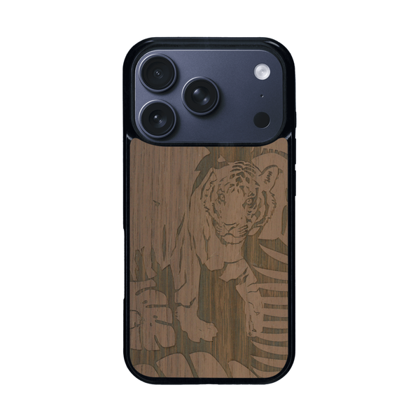 Coque de protection en bois véritable fabriquée en France pour iPhone 17 Pro sur le thème de la nature et des animaux représentant un tigre dans la jungle entre des fougères