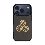 Coque de protection en bois véritable fabriquée en France pour iPhone 17 Pro alliant du chêne fumé et du bambou et doré représentant un triskell