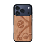 Coque de protection en bois véritable fabriquée en France pour iPhone 17 Pro sur le thème de l'automobile avec un van combi