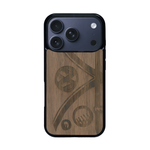 Coque de protection en bois véritable fabriquée en France pour iPhone 17 Pro sur le thème de l'automobile avec un van combi