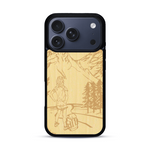 Coque de protection en bois véritable fabriquée en France pour  sur le thème de la randonnée en montagne et de l'aventure avec une gravure représentant une femme de dos face à un paysage de nature