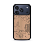 Coque de protection en bois véritable fabriquée en France pour  sur le thème de la randonnée en montagne et de l'aventure avec une gravure représentant une femme de dos face à un paysage de nature
