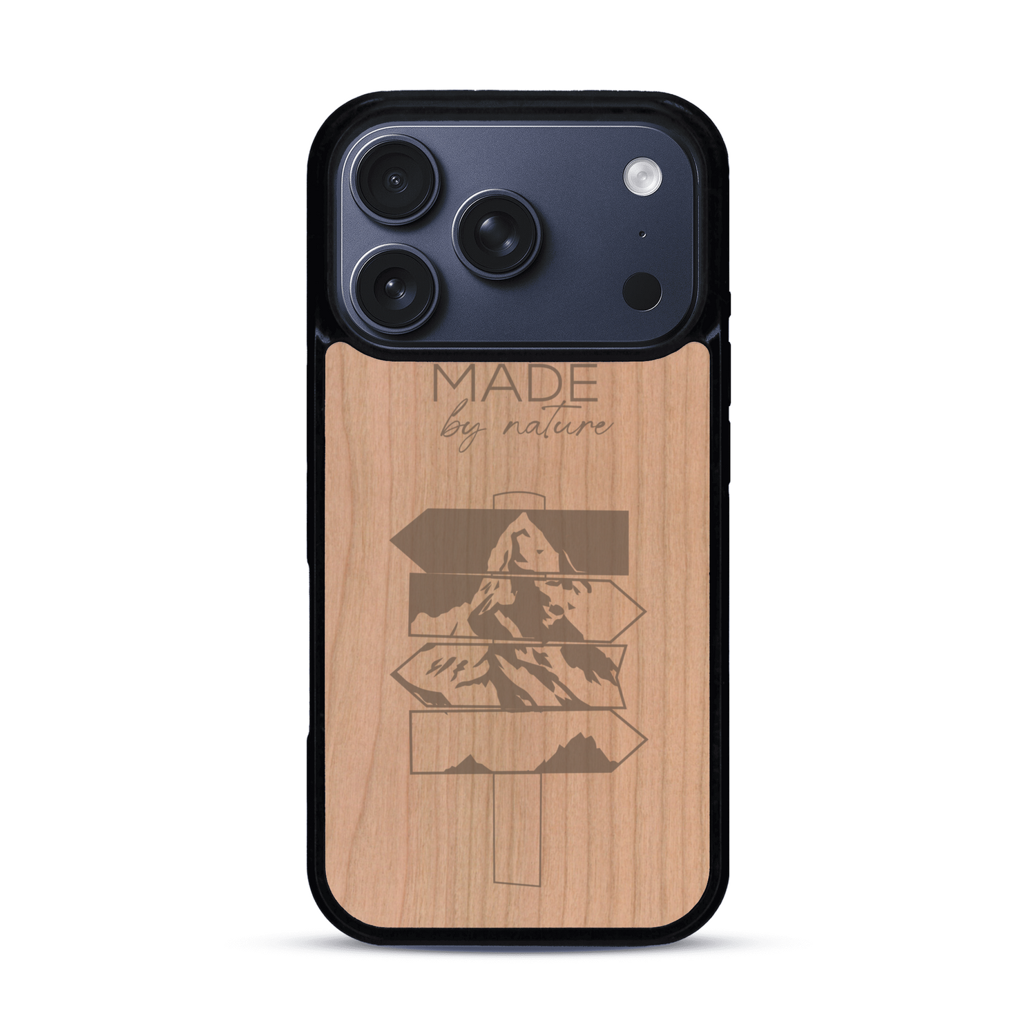 Coque de protection en bois véritable fabriquée en France pour  sur le thème de la nature et des arbres avec une gravure représentant une pomme de pin et la phrase "made by nature"