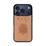 Coque de protection en bois véritable fabriquée en France pour iPhone 17 Pro sur le thème de la nature et des arbres avec une gravure représentant une pomme de pin et la phrase "made by nature"