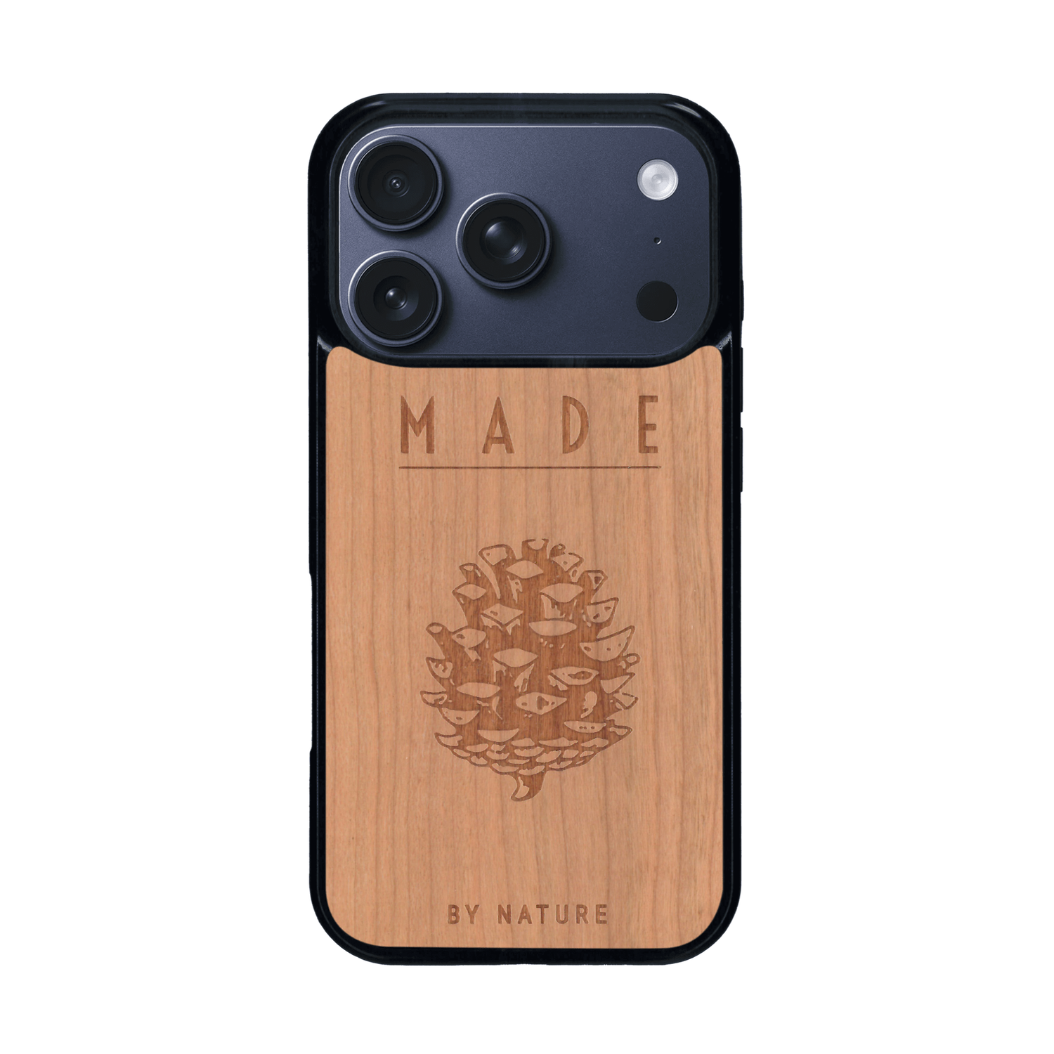 Coque de protection en bois véritable fabriquée en France pour iPhone 17 Pro sur le thème de la nature et des arbres avec une gravure représentant une pomme de pin et la phrase "made by nature"