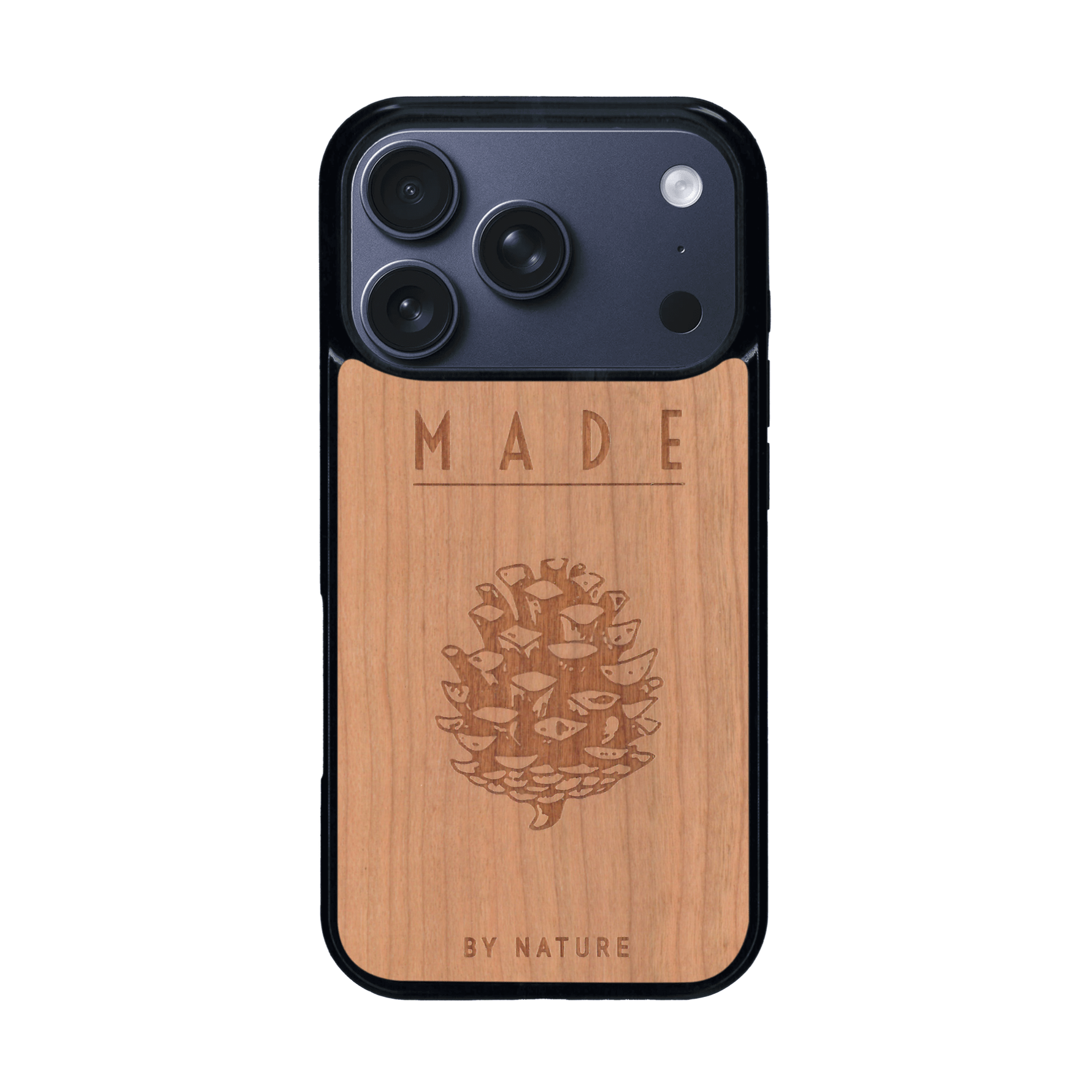 Coque de protection en bois véritable fabriquée en France pour iPhone 17 Pro sur le thème de la nature et des arbres avec une gravure représentant une pomme de pin et la phrase "made by nature"
