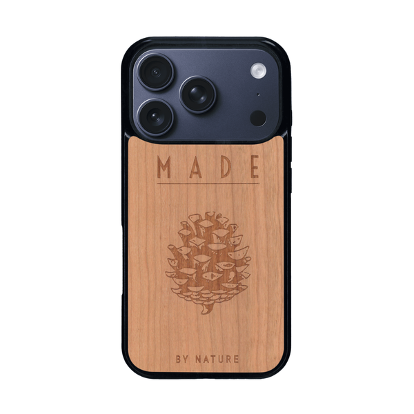 Coque de protection en bois véritable fabriquée en France pour iPhone 17 Pro sur le thème de la nature et des arbres avec une gravure représentant une pomme de pin et la phrase "made by nature"