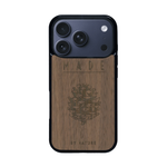 Coque de protection en bois véritable fabriquée en France pour iPhone 17 Pro sur le thème de la nature et des arbres avec une gravure représentant une pomme de pin et la phrase "made by nature"