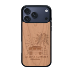 Coque de protection en bois véritable fabriquée en France pour iPhone 17 Pro Max sur le thème de la plage, de l'été et vanlife.