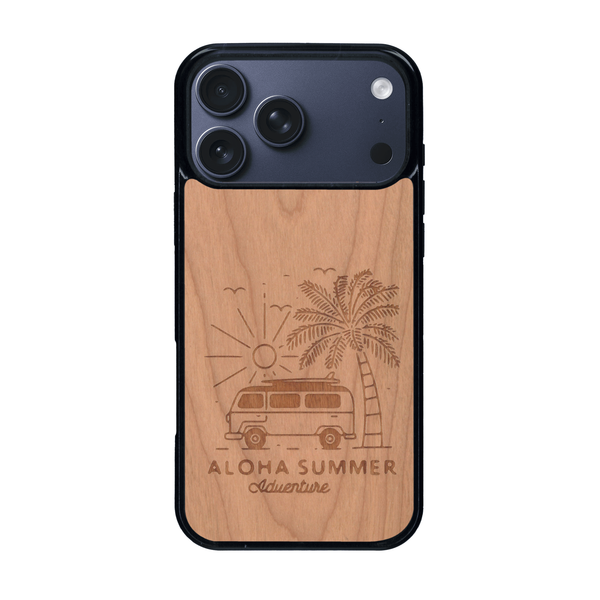 Coque de protection en bois véritable fabriquée en France pour iPhone 17 Pro Max sur le thème de la plage, de l'été et vanlife.