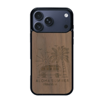 Coque de protection en bois véritable fabriquée en France pour iPhone 17 Pro Max sur le thème de la plage, de l'été et vanlife.