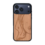 Coque de protection en bois véritable fabriquée en France pour iPhone 17 Pro Max représentant une silhouette féminine épurée de type line art en collaboration avec l'artiste Maud Dabs