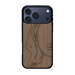Coque de protection en bois véritable fabriquée en France pour iPhone 17 Pro Max représentant une silhouette féminine épurée de type line art en collaboration avec l'artiste Maud Dabs