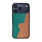 Coque de protection en bois véritable fabriquée en France pour iPhone 17 Pro Max alliant plusieurs essences de bois pour représenter une plage paradisiaque