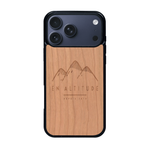 Coque de protection en bois véritable fabriquée en France pour iPhone 17 Pro Max représentant des montagnes, sur le thème de la randonnée en pleine nature et du trail