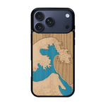 Coque de protection en bois véritable fabriquée en France pour iPhone 17 Pro Max alliant plusieurs essences de bois pour représenter la célèbre grande vague de Kanagawa