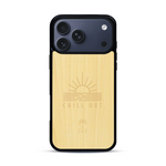 Coque de protection en bois véritable fabriquée en France pour  sur le thème chill avec un motif représentant un couché de soleil sur l'océan et la phrase "Chill out"