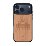 Coque de protection en bois véritable fabriquée en France pour iPhone 17 Pro Max sur le thème chill avec un motif représentant un couché de soleil sur l'océan et la phrase "Chill out"