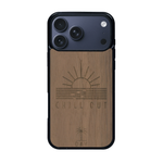 Coque de protection en bois véritable fabriquée en France pour iPhone 17 Pro Max sur le thème chill avec un motif représentant un couché de soleil sur l'océan et la phrase "Chill out"