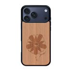 Coque de protection en bois véritable fabriquée en France pour iPhone 17 Pro Max sur le thème des fleurs et de la montagne avec un motif de gravure représentant les pétales d'une fleur des montagnes