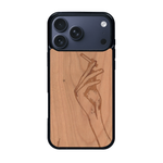 Coque de protection en bois véritable fabriquée en France pour iPhone 17 Pro Max représentant une main de femme tenant une cigarette de type line art en collaboration avec l'artiste Maud Dabs
