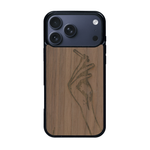 Coque de protection en bois véritable fabriquée en France pour iPhone 17 Pro Max représentant une main de femme tenant une cigarette de type line art en collaboration avec l'artiste Maud Dabs