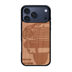 Coque de protection en bois véritable fabriquée en France pour iPhone 17 Pro Max sur le thème de l'automobile avec une authentique Mustang