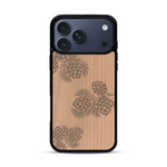 Coque de protection en bois véritable fabriquée en France pour  sur le thème de la nature des arbres avec un motif de gravure représentant des épines de sapin et des pommes de pin