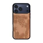 Coque de protection en bois véritable fabriquée en France pour iPhone 17 Pro Max sur le thème de la nature des arbres avec un motif de gravure représentant des épines de sapin et des pommes de pin
