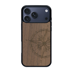 Coque de protection en bois véritable fabriquée en France pour iPhone 17 Pro Max avec une gravure "rose des vents" sur le thème nautique et de l'océan qui s'inspire des boussoles de pirate