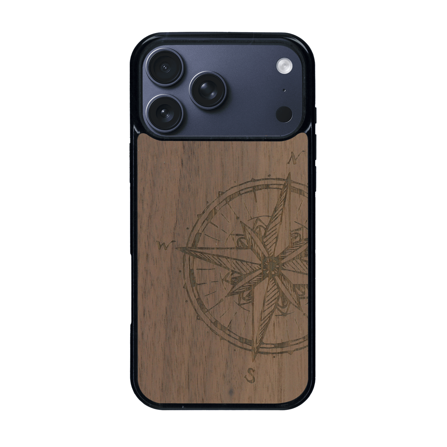 Coque de protection en bois véritable fabriquée en France pour iPhone 17 Pro Max avec une gravure "rose des vents" sur le thème nautique et de l'océan qui s'inspire des boussoles de pirate