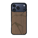 Coque de protection en bois véritable fabriquée en France pour iPhone 17 Pro Max représentant une silhouette féminine dessinée à la main par l'artiste Maud Dabs