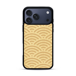 Coque de protection en bois véritable fabriquée en France pour  baptisée "La Sinjak" avec un motif de gravure abstrait représentant la répétition d'un symbole wifi