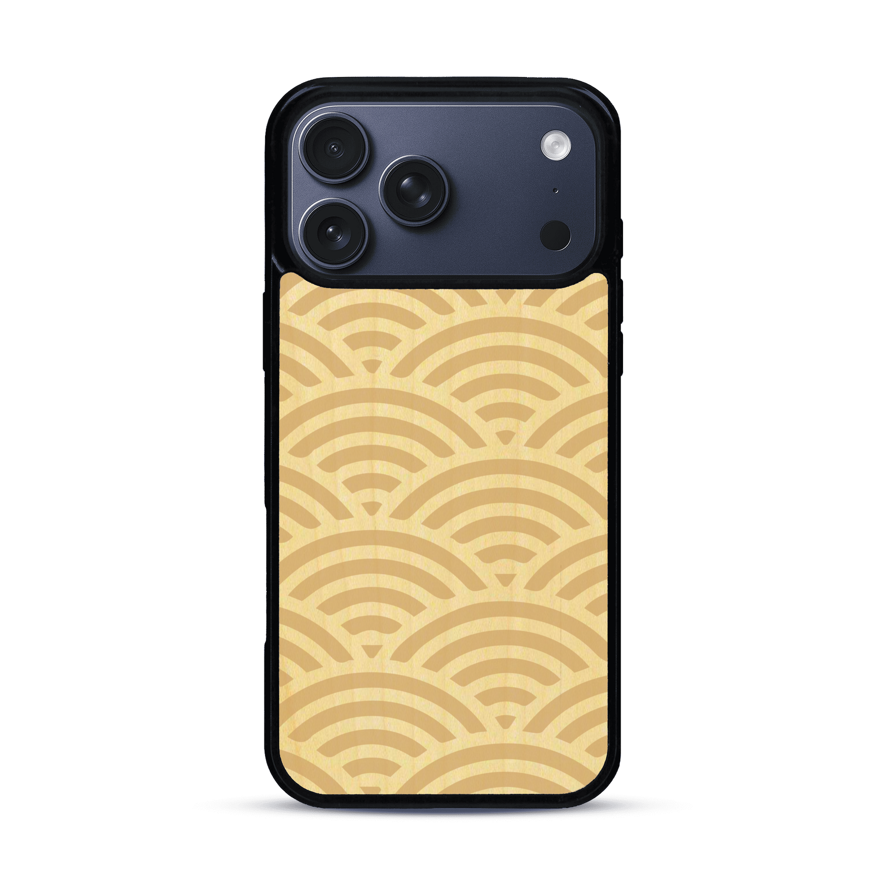 Coque de protection en bois véritable fabriquée en France pour  baptisée "La Sinjak" avec un motif de gravure abstrait représentant la répétition d'un symbole wifi