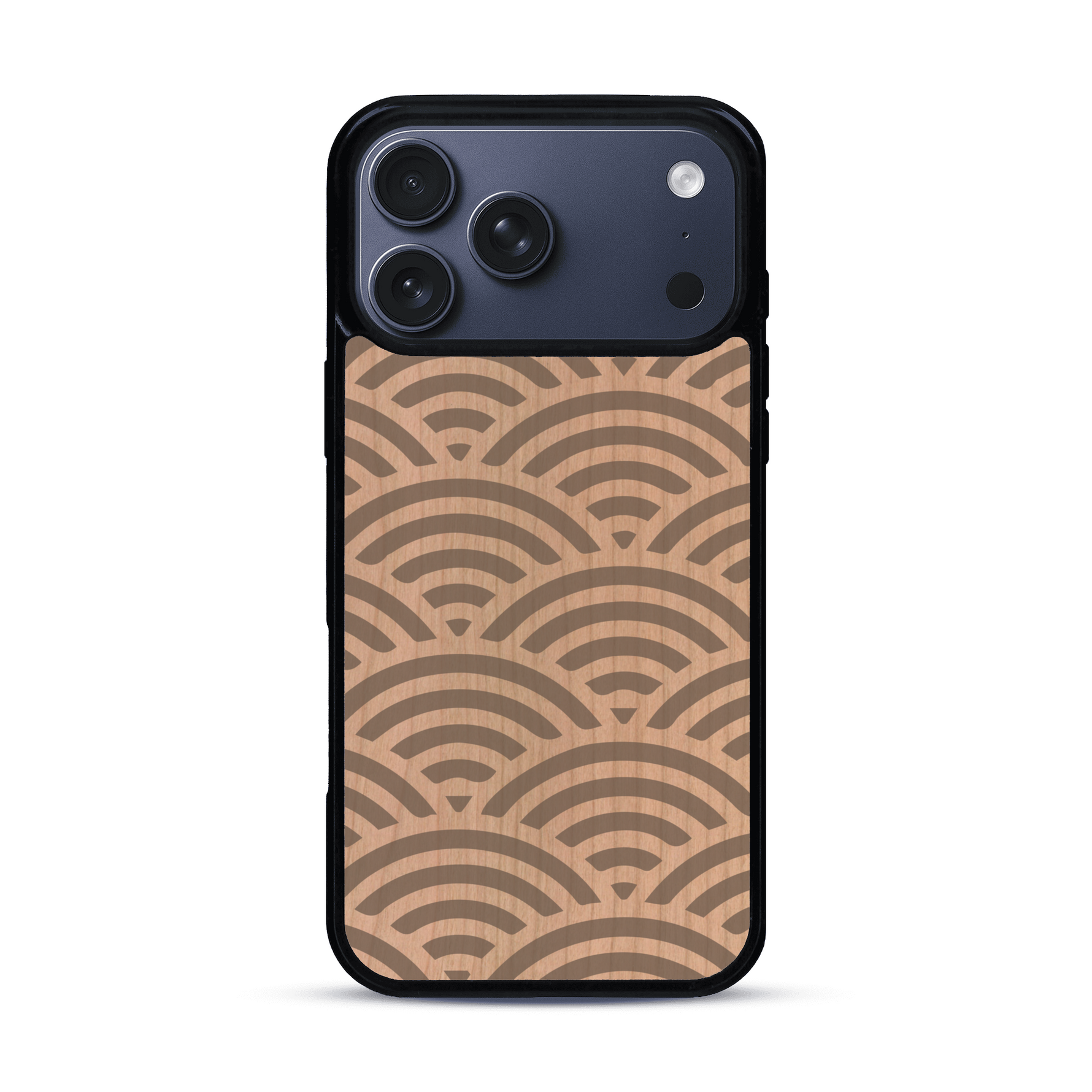 Coque de protection en bois véritable fabriquée en France pour  baptisée "La Sinjak" avec un motif de gravure abstrait représentant la répétition d'un symbole wifi